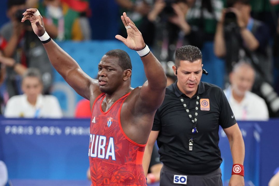 El luchador cubano Mijain López celebra la victoria ante el luchador chileno Yasmani Acosta en la final de Lucha Grecorromana de los Juegos Olímpicos París 2024. EFE/ Miguel Gutiérrez