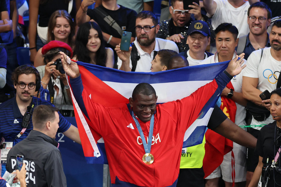 El luchador cubano Mijain López celebra con la medalla de oro en la final de Lucha Grecorromana, 130 kg masculino, de los Juegos Olímpicos París 2024, en la capital gala. EFE/ Miguel Gutiérrez