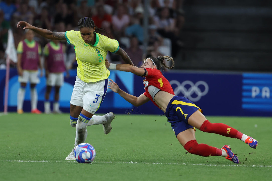 La defensa brasilera Tarciane (i) disputa un balón ante la delantera Athenea del Castillo de España durante la semifinal femenina de Fútbol, entre Brasil y España en el marco de los Juegos Olímpicos París 2024, este martes, en Marsella, Francia. EFE/Kiko Huesca