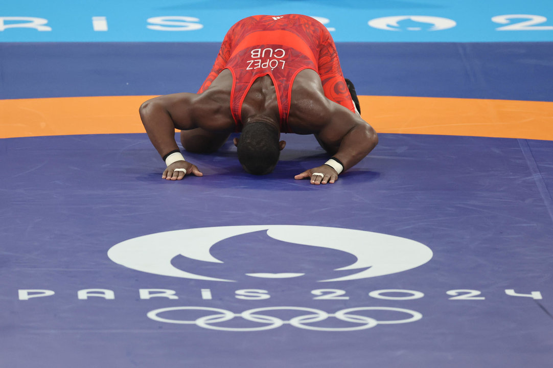 El luchador cubano Mijain López celebra con la medalla de oro en la final de Lucha Grecorromana, 130 kg masculino, de los Juegos Olímpicos París 2024, en la capital galaEFE/ Miguel Gutiérrez