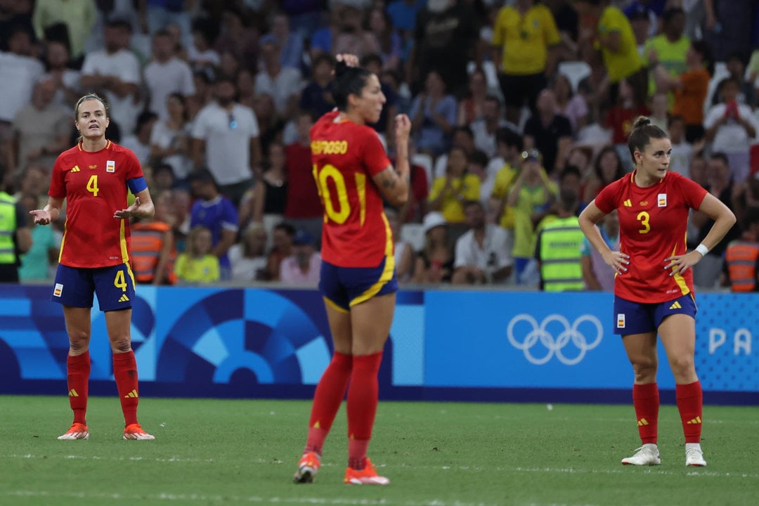 La jugadora de España Irene Paredes (i) durante la semifinal femenina de Fútbol, entre Brasil y España en el marco de los Juegos Olímpicos París 2024, este martes, en Marsella, Francia. EFE/Kiko Huesca