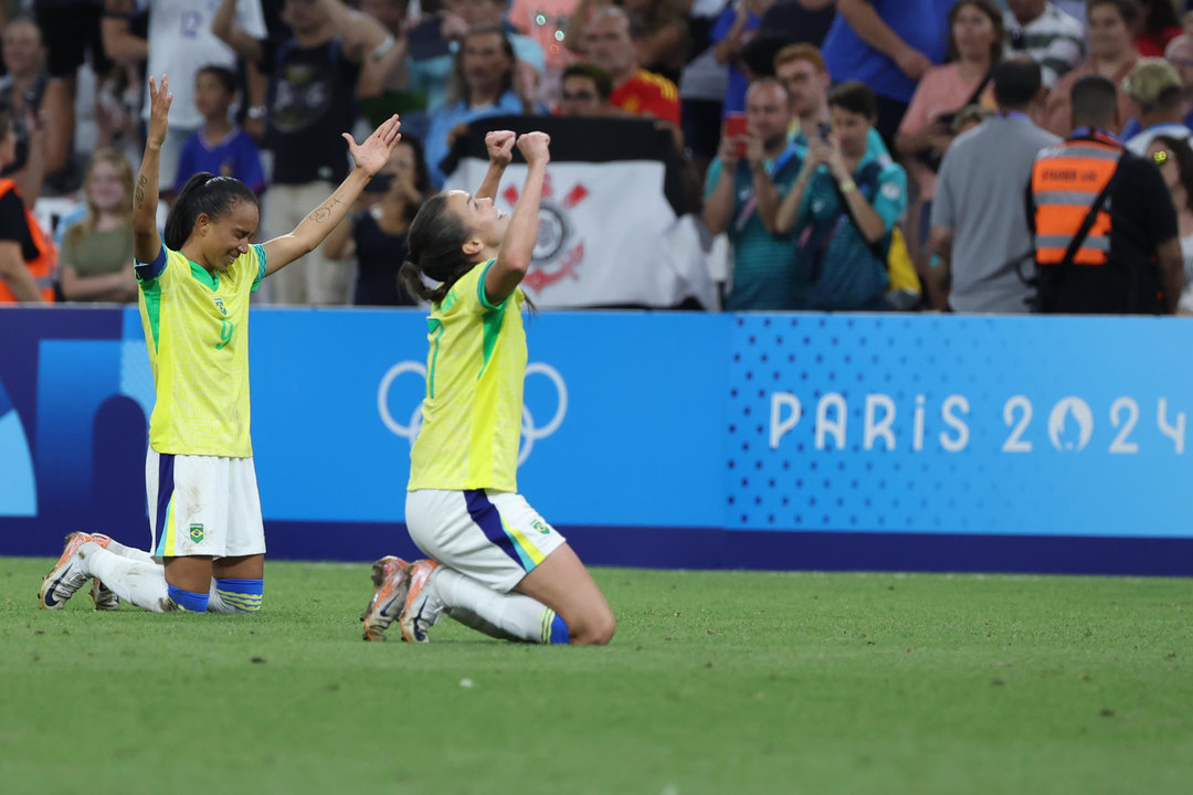 Jugadoras de Brasil fueron registradas este martes, 6 de agosto, al celebrar su triunfo por 4-2 sobre España, al final de una de la semifinales del fútbol femenino de los Juegos Olímpicos de París 2024, en Marsella (Francia). EFE/Kiko Huesca