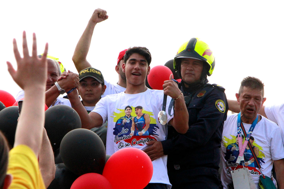 El gimnasta colombiano Ángel Barajas (c) fue registrado este martes, 6 de agosto, durante su recibimiento, luego de que ganara la medalla de plata en barra fija de los Juegos Olímpicos de París, en Cúcuta (Norte de Santander). EFE/Mario Caicedo