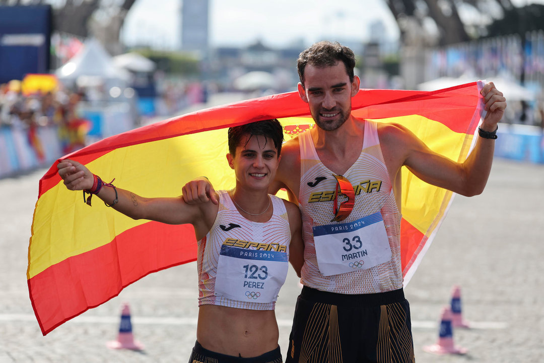 La atleta española María Pérez posa junto a Álvaro Martín tras ganar el oro en maratón mixto de marcha de los Juegos Olímpicos de París 2024, este miércoles, en la capital francesa. EFE/ Miguel Gutiérrez