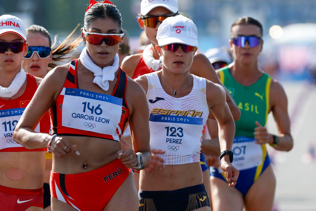 La española María Pérez (2d) y la peruana Kimberly García León (2i) compiten en la prueba de los 20km marcha femeninos re relevo mixto. EFE/ Miguel Toña