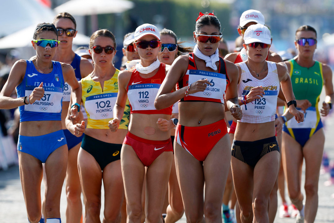 La peruana Kimberly García León (3d) compite en la prueba de los 20km marcha femeninos de relevos mixto. EFE/ Miguel Toña