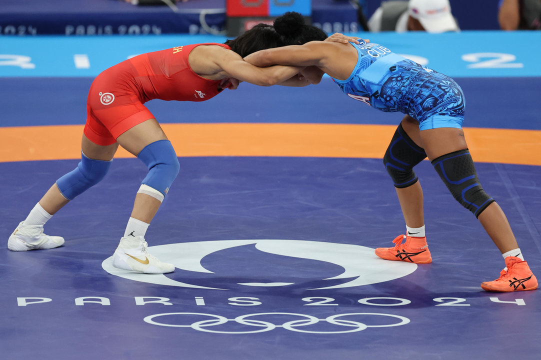 La india Vinesh Phogat (rojo) durante su caombate contra la cubana Yusneylis Guzman. EFE/ Miguel Gutierrez