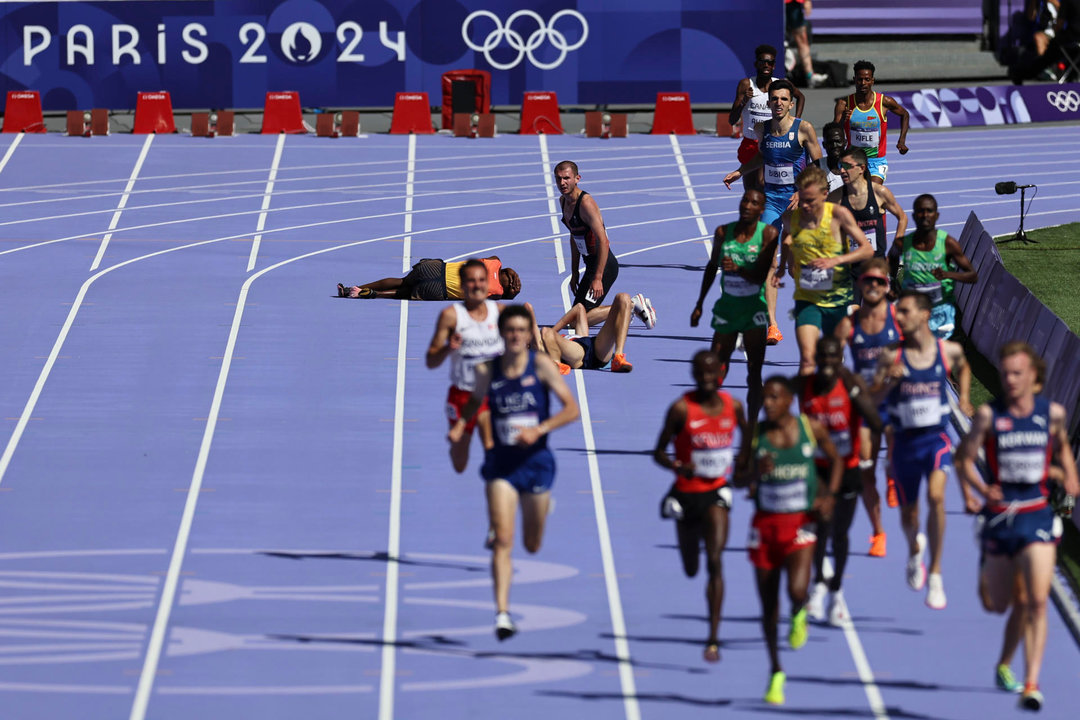 El español Thierry Ndikumwenayo (i, en el suelo) cae al suelo en su serie de los 5000m. EFE/ Sashenka Gutierrez