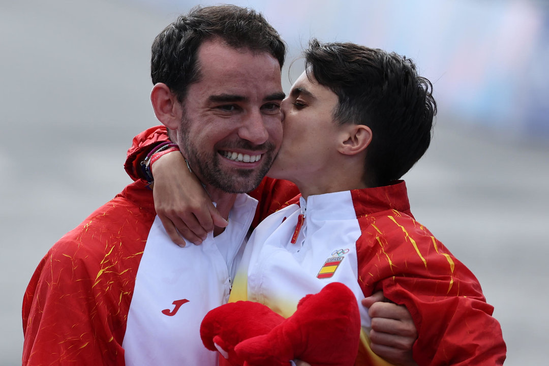 El extremeño Álvaro Martín, campeón olímpico del relevo mixto de maratón de marcha junto a María Pérez. EFE/ Miguel Gutiérrez