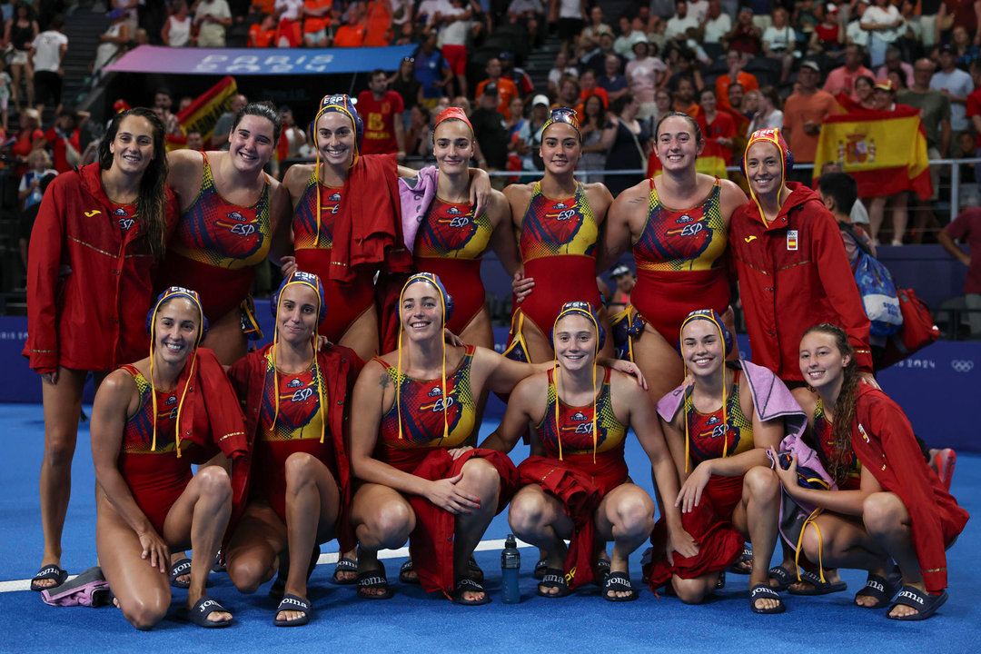 Jugadoras de la selección española de waterpolo durante los Juegos de París. EFE/ Sashenka Gutiérrez