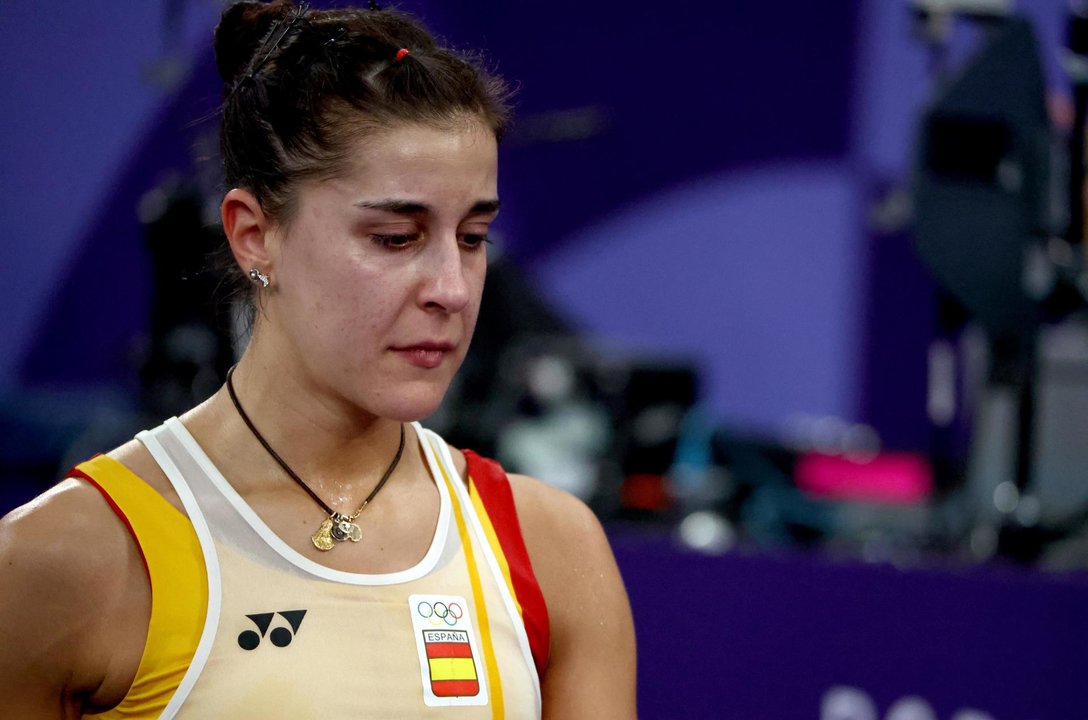 Carolina Marin tras retirarse del partido de semifinales. EFE/EPA/DIVYAKANT SOLANKI