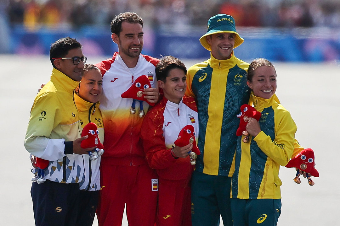 - Los atletas españoles Álvaro Martín (c-i) y María Pérez (c-d), oro; junto a los ecuatorianos Brian Daniel Pintado (i) y Glenda Morejón (2i), plata; y los australianos Rhydan Cowley (2d) y Jemima Montag, bronce. EFE/ Miguel Gutiérrez