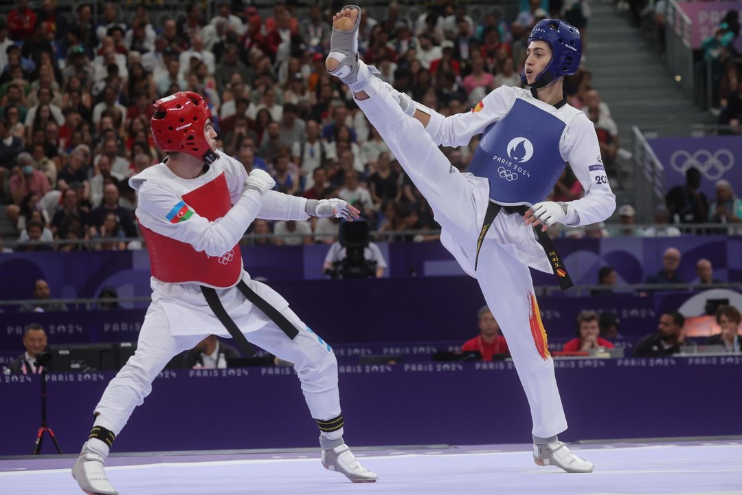 El azerbayano Gashim Magomedov (rojo) y Adrian Vicente Yunta (azul) en acción durante el combate de cuartos de -58kg en el Grand Palais en Paris, Francia. EFE/EPA/TERESA SUAREZ