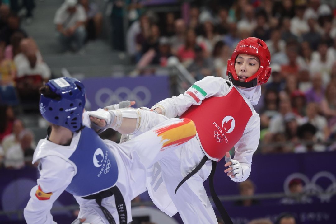 La española Adriana Cerezo(azul) ante la iraní Mobina Nematzadeh (rojo) en el Grand Palais en Paris, Francia. EFE/EPA/TERESA SUAREZ