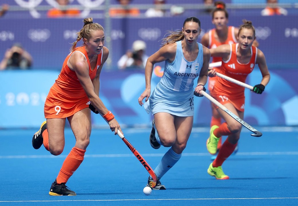 La neerlandesa Renee van Laarhoven en acción durante el partido de semifinales que han jugado Países Bajos y Argentina en el Yves-du-Manoir Stadium en Colombes, Francia. EFE/EPA/CHRISTOPHE PETIT TESSON