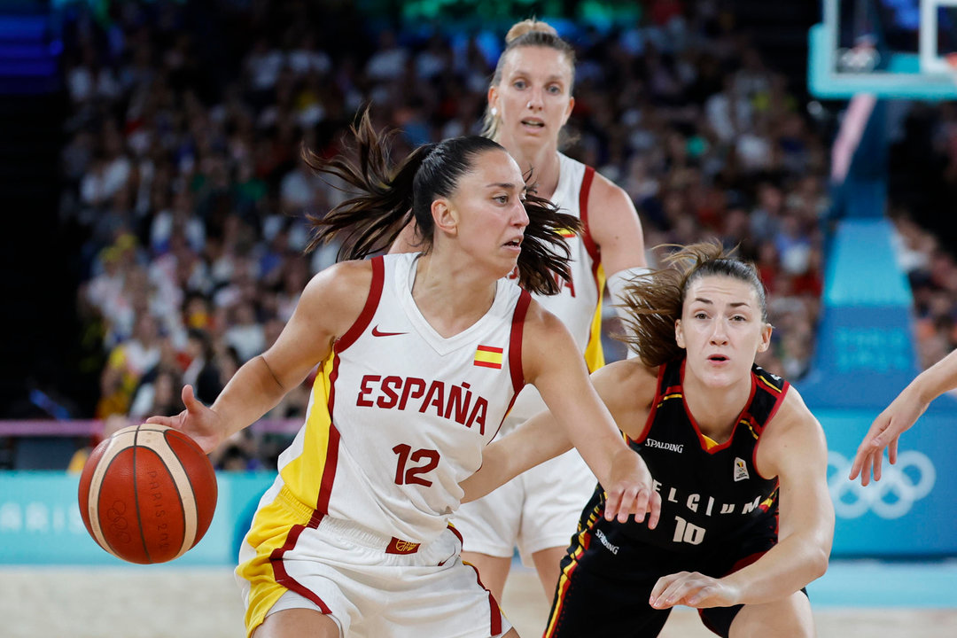 La jugadora española Maite Cazorla (i) con el balón ante la jugadora de Bélgica Laure Resimont durante el partido de cuartos de final de baloncesto femenino de los Juegos Olímpicos de París 2024 que España disputa contra Bélgica este miércoles en el Bercy Arena de la capital francesa. EFE/ Miguel Gutiérrez