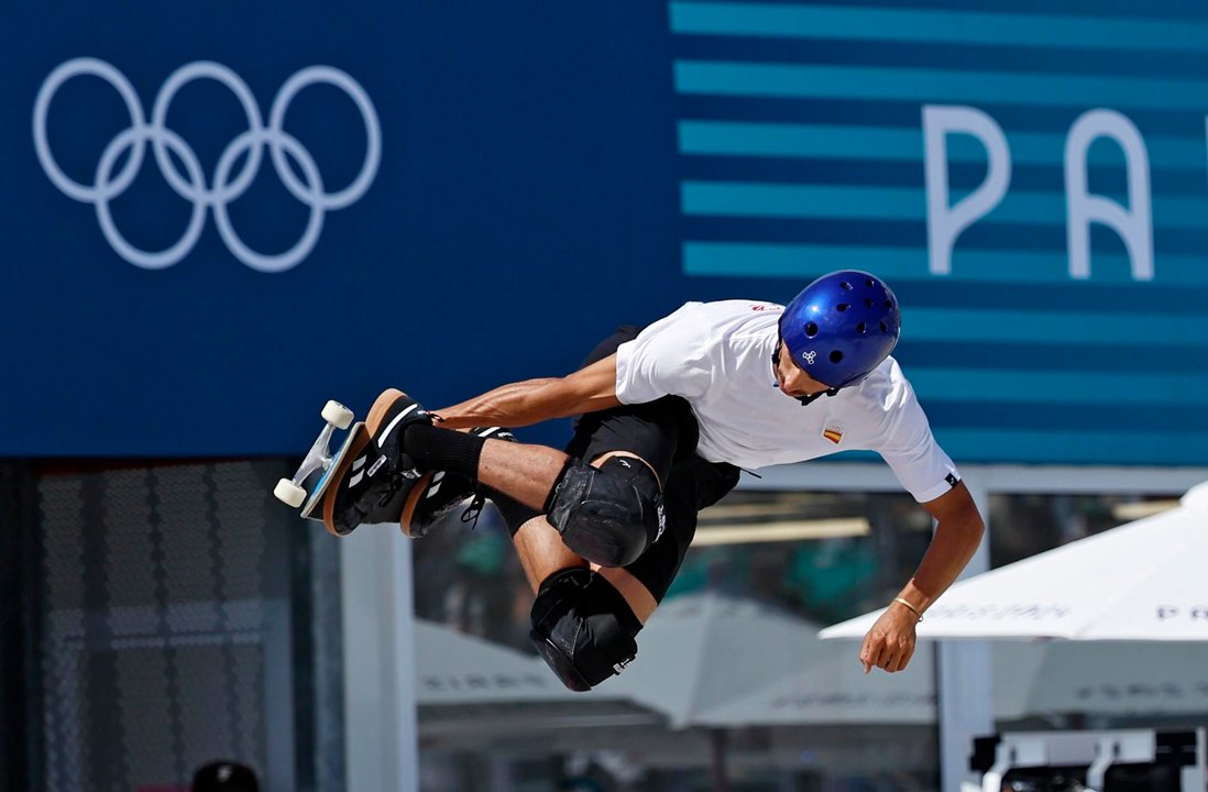 El español Danny Leon compite en la preliminares del Skateboarding en La Concorde en Paris, Francia. EFE/EPA/MOHAMMED BADRA