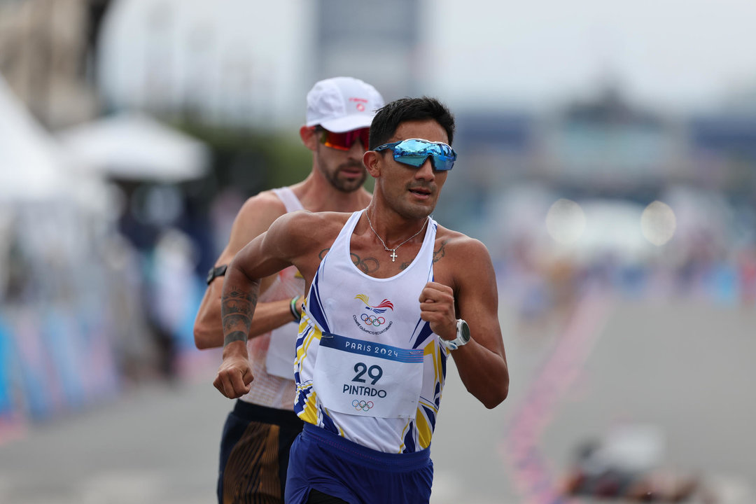 El atleta ecuatoriano Brian Daniel Pintado (c), seguido de cerca del español Álvaro Martín (detrás), lidera el maratón mixto de marcha de los Juegos Olímpicos de París 2024, este miércoles, en la capital francesa. EFE/ Miguel Gutiérrez