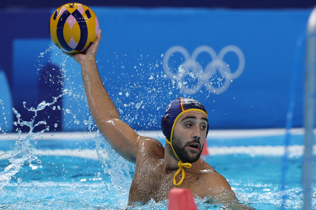 El español Marc Larumbe se prepara para lanzar un pase durante el partido de waterpolo de cuartos de final entre Croacia y España celebrado en el marco de los Juegos Olímpicos París 2024 en Nanterre, Francia. EFE/Juanjo Martin