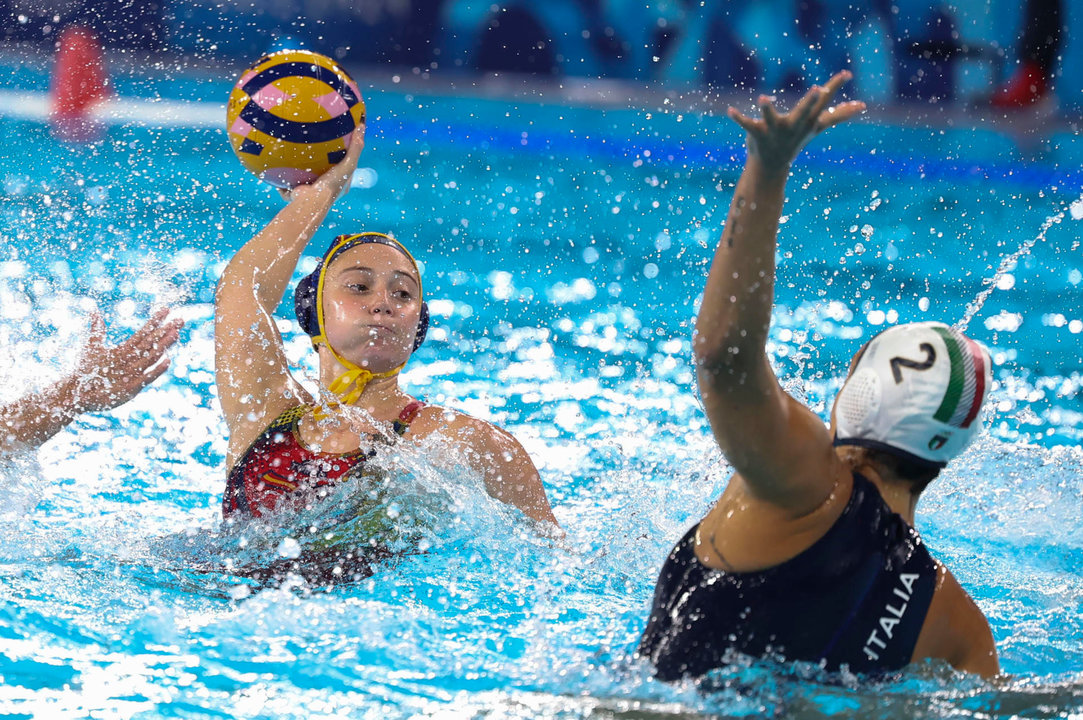 La lateral española Elena Ruiz (i) en acción ante Isabel Piralkova de Italia durante el partido de waterpolo de la ronda preliminar, grupo B, entre Italia y España, de los Juegos Olímpicos París 2024, este domingo en Saint Denis, Francia.  EFE/ Kiko Huesca