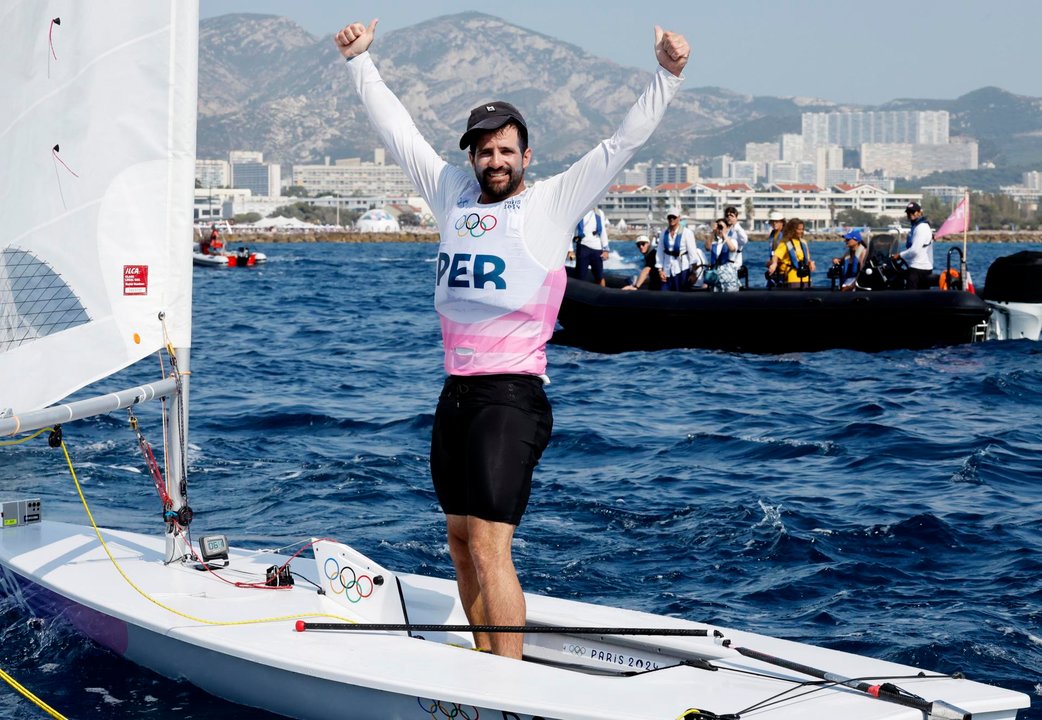 Stefano Peschiera, de Perú, obtuvo la medalla de bronce en vela en la modalidad dinghy masculino. EFE/EPA/SEBASTIEN NOGIER