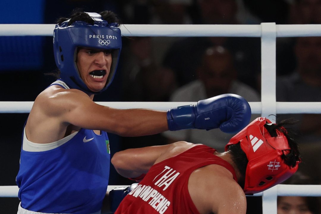 La boxeadora argelina Imane Khelif (azul) en un combate en los Juegos. EFE/EPA/MOHAMMED BADRA