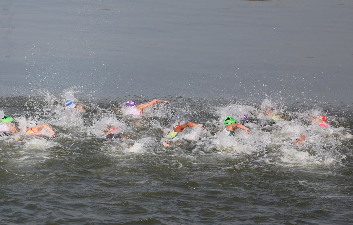 Un grupo de triatletas en la primera etapa de la prueba de triatlón masculino de los Juegos Olímpicos de París 2024 en París, Francia. EFE/ Miguel Gutiérrez