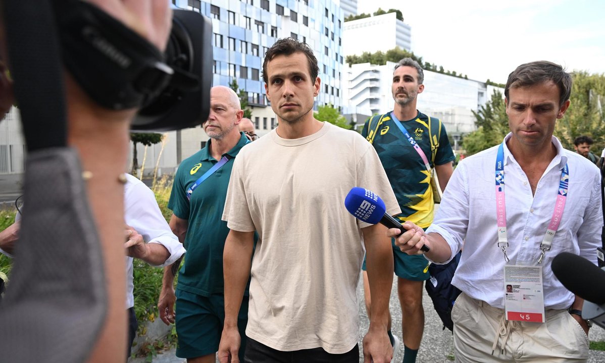 El australiano Tom Craig (C), jugador de la selección australiana de hockey sobre hierba, sale de la prefectura de la policía en París. EFE/EPA/DAVE HUNT