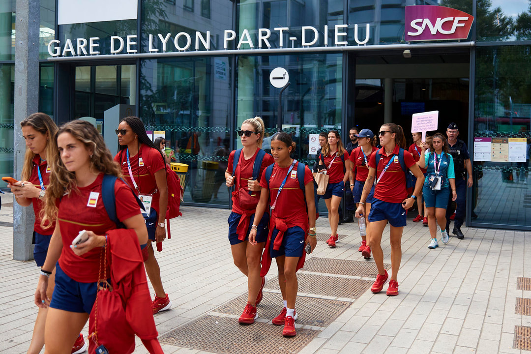 Las jugadoras de la selección olímpica española de fútbol a su llegada a Lyon, para disputar el partido por la medalla de bronce de los Juegos Olímpicos París 2024. EFE/RFEF