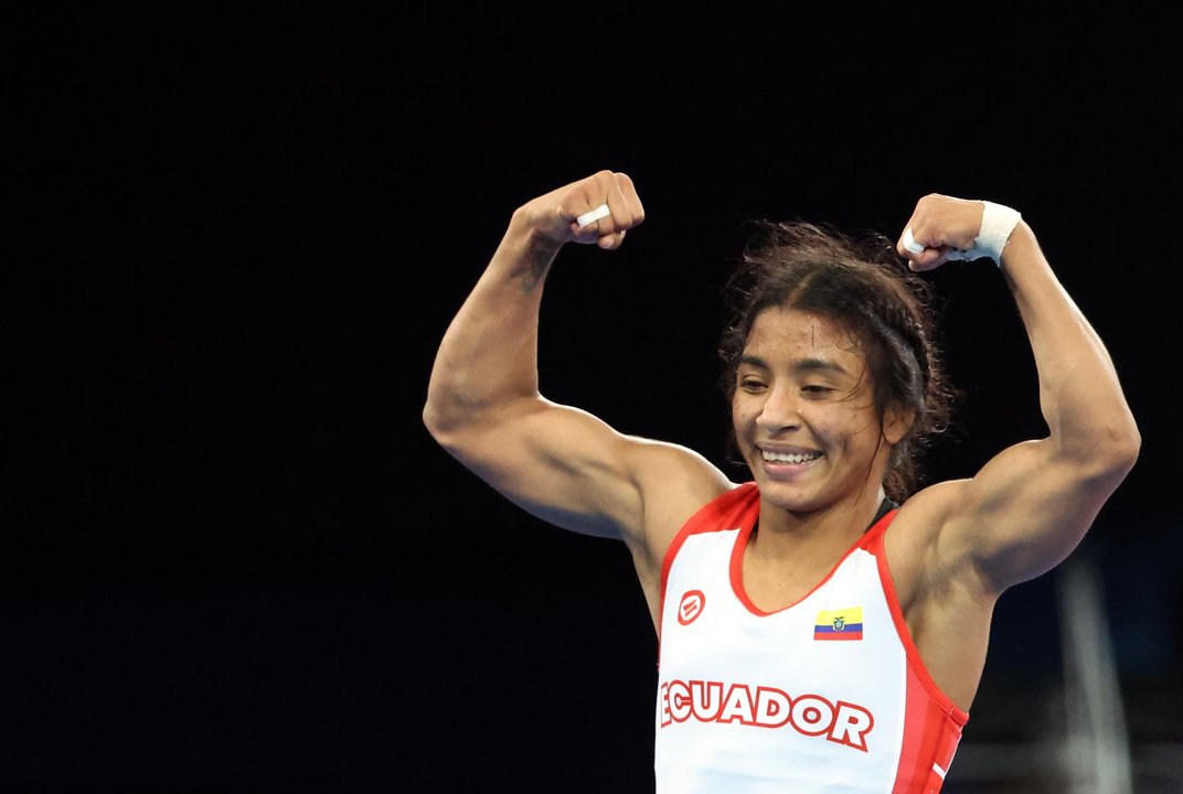 La luchadora ecuatoriana Lucía Yépez Guzmán en la categoría de lucha libre femenina de hasta 53 kilos ante la alemana Annika Wendle. EFE/EPA/YAHYA ARHAB