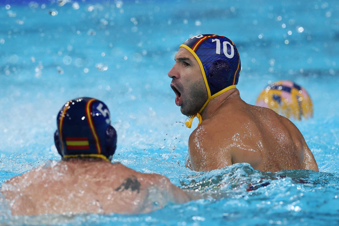 El español Felipe Perrone (d) celebra tras marcar un gol durante el partido de waterpolo de cuartos de final entre Croacia y España celebrado en el marco de los Juegos Olímpicos París 2024 en Nanterre, Francia. EFE/Juanjo Martin