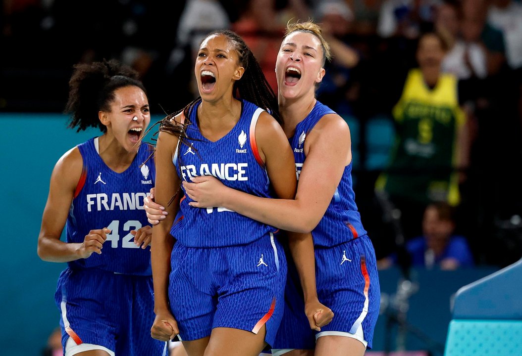 La francesa Iliana Rupert (c) celebra la victoria ante Alemania en el Bercy Arena in Paris, Francia. EFE/EPA/CAROLINE BREHMAN