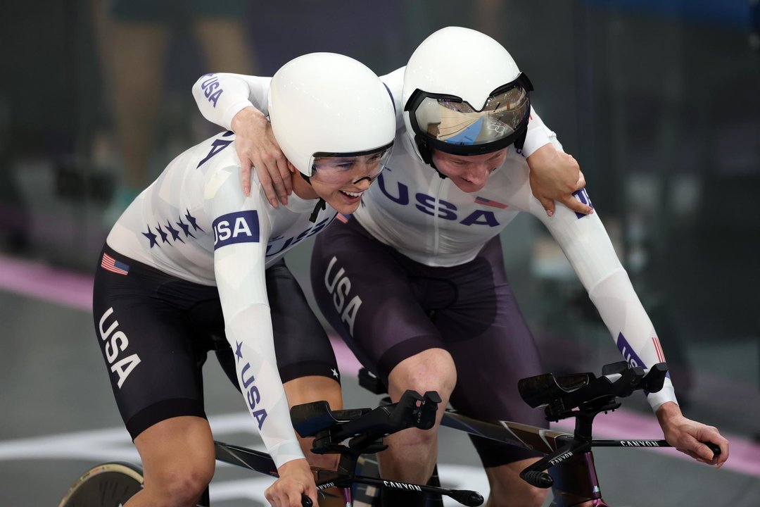 Las estadounidenses Lily Williams and Kristen Faulkner en Saint-Quentin-en-Yvelines Velodrome en Saint-Quentin-en-Yvelines Francia. EFE/EPA/MARTIN DIVISEK