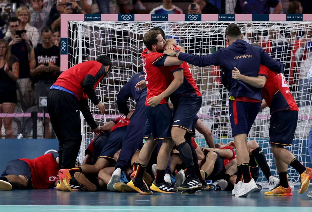 España celebra el pase a las semifinales del torneo olímpico en balonmano en el Pierre Mauroy Stadium in Villeneuve-d'Ascq, Francia. EFE/EPA/ALEX PLAVEVSKI