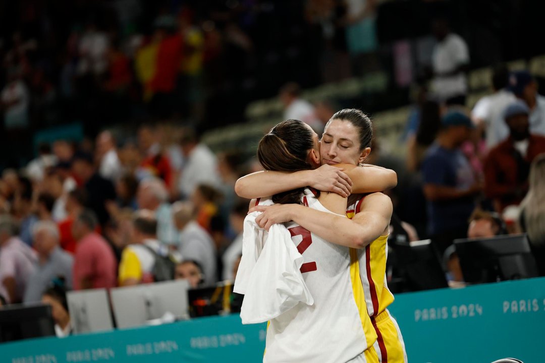 Leonor Rodriguez y Maite Cazorla durante el partido de cuartos de final de baloncesto femenino de los Juegos Olímpicos de París 2024 que España disputa contra Bélgica este miércoles en el Bercy Arena de la capital francesa. EFE/EPA/CAROLINE BREHMAN