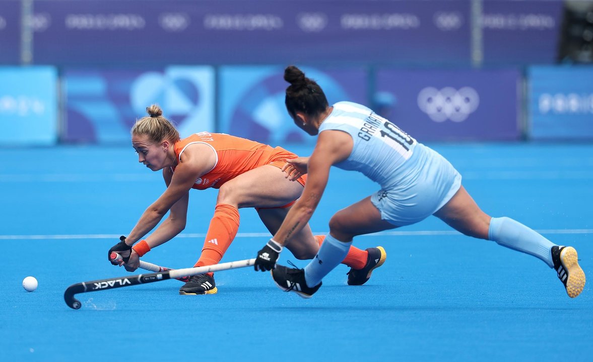 La argentina Maria Granato (d) persigue a la neerlandesa Renee van Laarhoven. EFE/EPA/CHRISTOPHE PETIT TESSON