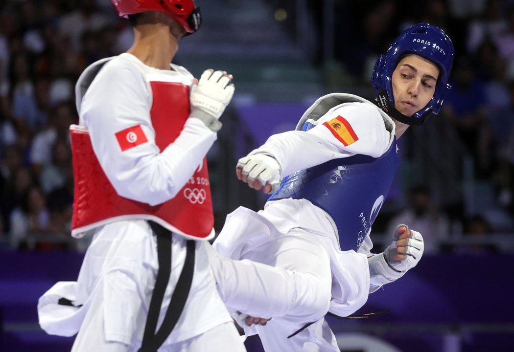 El azerbayano Gashim Magomedov (rojo) y Adrian Vicente Yunta (azul) en acción durante el combate de cuartos de -58kg en el Grand Palais en Paris, FranciaEFE/EPA/TERESA SUAREZ