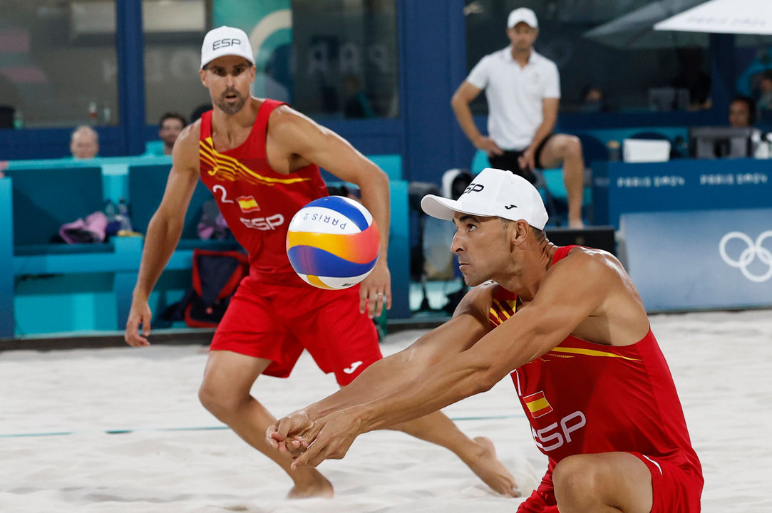 Los españoles Pablo Herrera (i) y ADrián GAvira (d) durante el partido de cuartos de final de voley playa entre España y Noruega, de los Juegos Olímpicos de París 2024 este miércoles, en la capital gala. EFE/ Miguel Toña