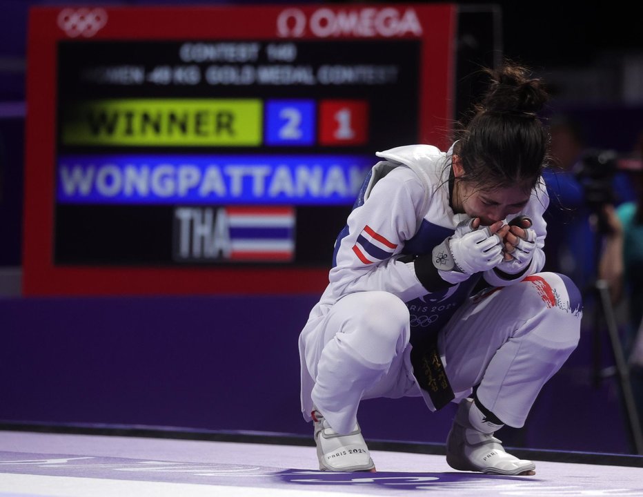 La tailandesa Panipak Wongapattanakit tras la final con la china Qing Guo, en la categoría de -49 kilos. EFE/EPA/TERESA SUAREZ