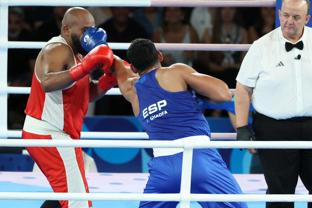 El francés Djamili-Dini Aboudou-Moindze (rojo) combate con el español Ayoub Ghadfa durante la semifinal de Boxeo +92kg de los Juegos Olímpicos de París 2024 este miércoles, en el Estadio Roland-Garros de la capital gala. EFE/ Kiko Huesca