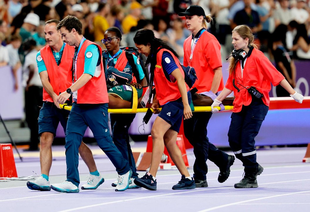 El etíope Lamecha Girma es trasladado en camilla tras la caída que sufrió en la final de 3000 obstáculos. EFE/EPA/RONALD WITTEK