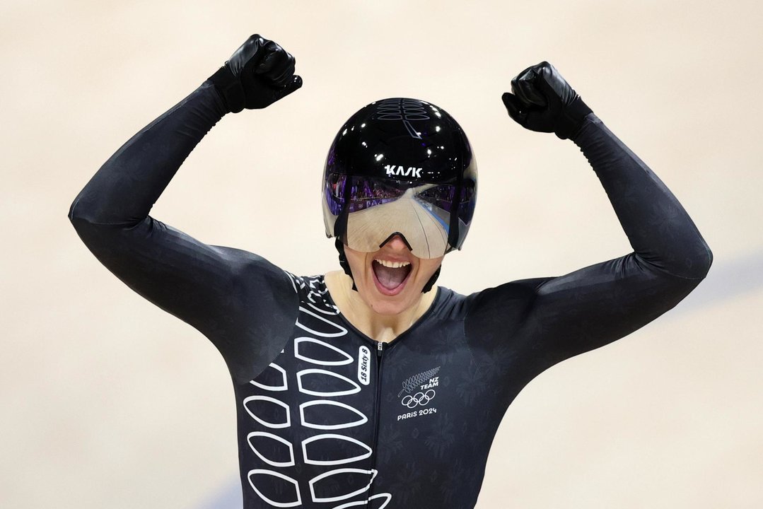 La neozelandesa Ellesse Andrews ha logrado la medalla de oro de keirin en los Juegos Olímpicos de París tras la prueba celebrada en el Velódromo Nacional de Saint-Quentin-en-Yvelines. EFE/EPA/MARTIN DIVISEK