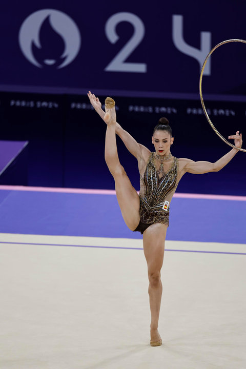 La gimnasta española Polina Berezina ejecuta su rutina de aro mientras compite en la fase clasificatoria del concurso completo individual de gimnasia rítmica de los Juegos Olímpicos de París 2024 en la capital francesa este jueves. EFE/ Sashenka Gutiérrez