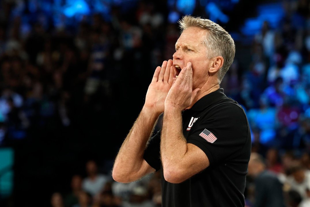 El seleccionador del equipo nacional masculino de baloncesto de Estados Unidos, Steve Kerr, fue registrado este jueves, 8 de agosto, al dar instrucciones a sus dirigidos, durante una de las semifinales del baloncesto de los Juegos Olímpicos 2024, en el coliseo South París Arena de la capital francesa. EFE/Yoan Valat