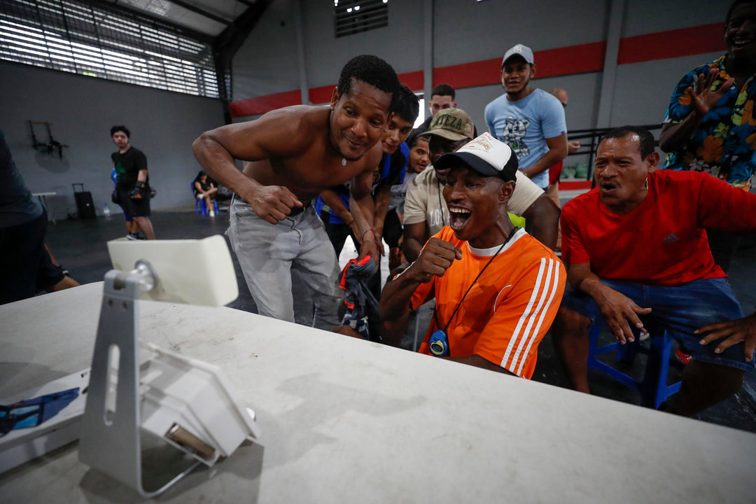 Entrenadores y boxeadores panameños fueron registrados este jueves, 8 de agosto, al celebrar la victoria de su compatriota Atheyna Bylon, durante la transmisión del combate de una de las semifinales del boxeo de los Juegos Olímpicos 2024 en la categoría de los 75 kg, en el gimnasio Pedro 'Rockero' Alcázar de Ciudad de Panamá (Panamá). EFE/Bienvenido Velasco