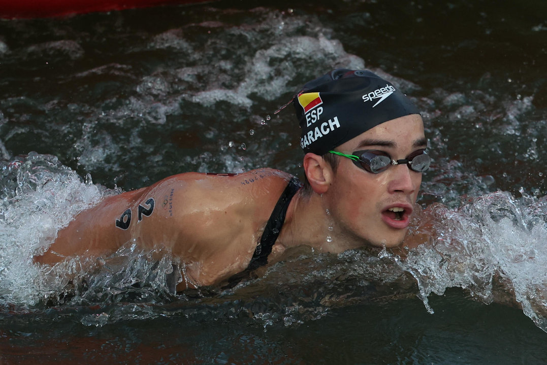 El español Carlos Garach, durante la carrera de 10 km en aguas abiertas de los Juegos Olímpicos de París 2024 que se disputó en el río Sena EFE/ Miguel Gutiérrez