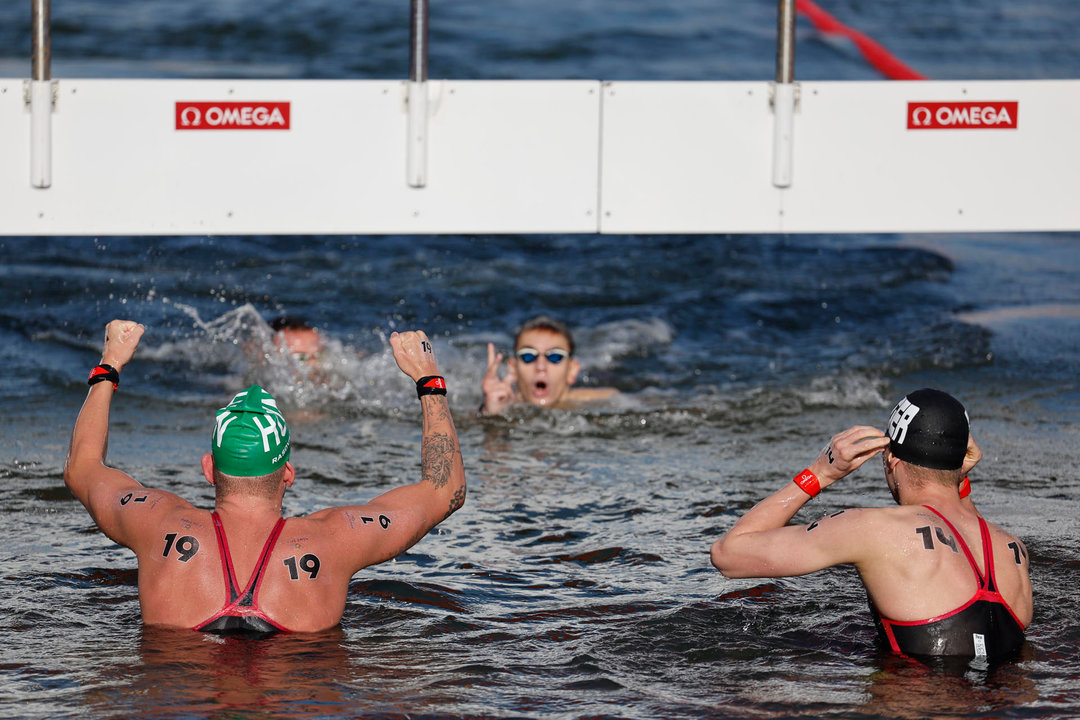 El nadador húngaro Kristof Rasovszky (i) celebra la victoria junto al alemán Oliver Klemet (d), que acabó en segunda posición, tras competir en la prueba masculina de 10km en aguas abiertas de los Juegos Olímpicos de París 2024 este viernes en la capital francesa. EFE/ Miguel Gutiérrez