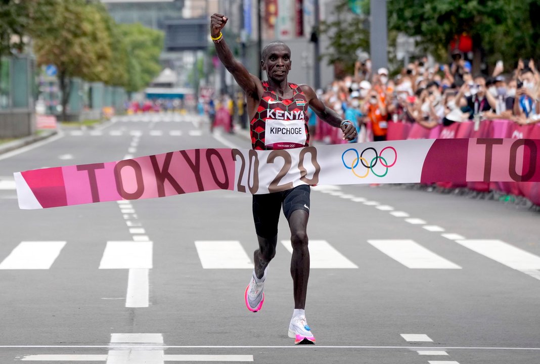 El keniano Eliud Kipchoge, en el momento de proclamarse vencedor del maratón de los pasados Juegos Olímpicos de Tokio. EFE/EPA/KIMIMASA MAYAMA