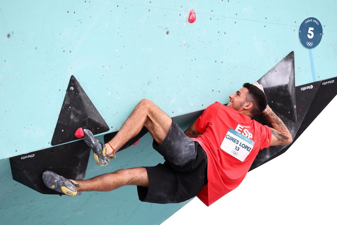 El español Alberto Ginés López, durante su participación en la final de bloques de la Escalada Deportiva en los Juegos Olímpicos de París 2024. EFE/EPA/CHRISTOPHE PETIT TESSON