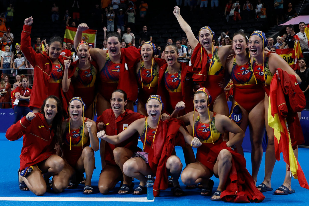 Las waterpolistas españolas celebran la victoria ante Países Bajos en la semifinal femenina de Waterpolo, parte de los Juegos Olímpicos de París 2024 este jueves en Nanterre. EFE/ Juanjo Martín